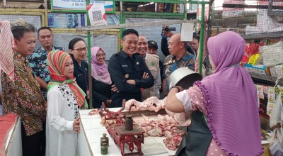 Pj Wali Kota Malang Tinjau Pasar Bunulrejo, Harga Gula Tak Terkendali