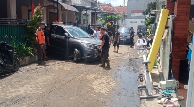 Aksi Dramatis Warga di Kota Malang Evakuasi Bayi 1,5 Bulan dan Seorang Lansia Saat Banjir