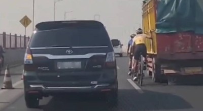Viral, Pesepeda Masuk Jalur Mobil di Suramadu Bangkalan