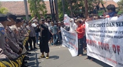 Ratusan Warga Camplong Geruduk Mapolres Sampang, Ini Pemicunya