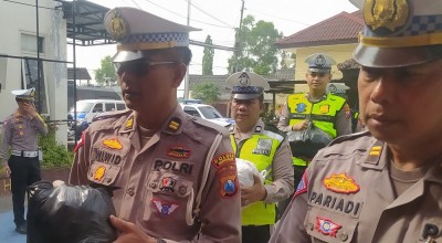 Peduli Palestina, Polres Bangkalan Kumpulkan Ratusan Paket Baju