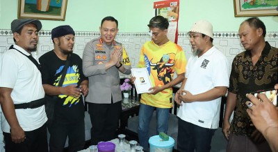 Kapolres bersama Pentolan Suporter Jenguk Korban Luka Bentrokan di Gresik
