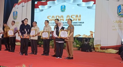 Gubernur Jatim Beri Penghargaan 12 ASN di Wilayah Bakorwil Bojonegoro