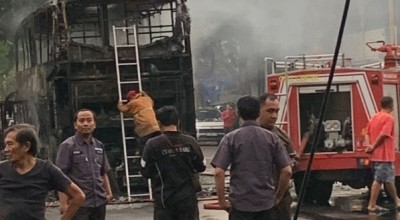 Bus Karina Ludes Terbakar di Perempatan Jokotole Pamekasan