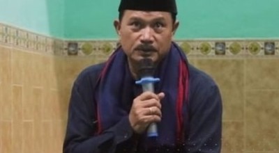 Salat Magrib di Masjid Al Iman, Wali Kota Madiun Beri Santunan dan Bantuan untuk Pavingisasi