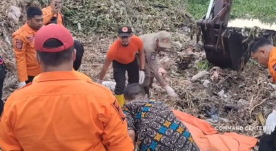 Mayat Mengapung Ditemukan Saat Pengerukan Enceng Gondok di Sungai Surabaya