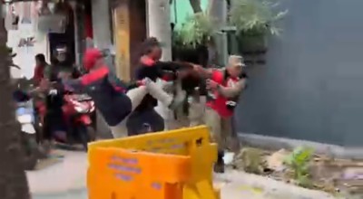 2 Satpol PP Surabaya Dikeroyok Peserta Demo Buruh