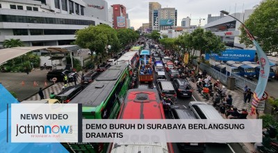 Video Demo Buruh di Surabaya Dramatis: Blokade Jalan, Tinggalkan Sampah, Tendang Petugas.