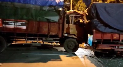 Truk Fuso Tabrak Bokong Tronton Mogok di Lamongan, Sopir Terjepit