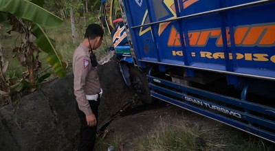 Pikap Oleng Diseruduk Truk di JLS Tulungagung, Dua Orang Meninggal Dunia