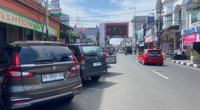 Mulai 1 Januari Mobil Dilarang Parkir di Jalan Dhoho Kediri, Lha Terus Piye Cah?