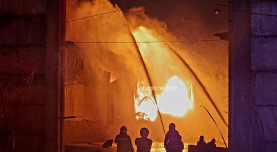 Belasan Kendaraan Hangus Terbakar di Gudang Tiner Kalianak Surabaya