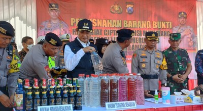 Jelang Nataru, Polres Lamongan Musnahkan 2500 Liter Miras dan Ratusan Knalpot Brong
