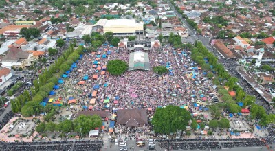 Lautan Manusia Padati Alun-Alun Ponorogo, Ini Pujian Gus Iqdam