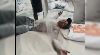 Viral Pria Bertelanjang Dada Mandi Beras Disebut di Surabaya