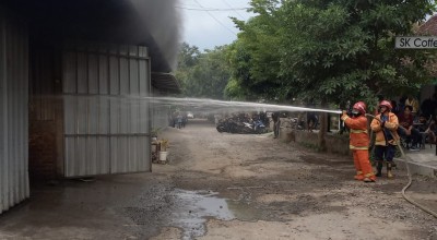 Mobil Terbakar Misterius di Garasi, Pengunjung Kafe Kota Kediri Panik