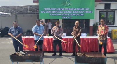 Kejari Kabupaten Kediri Musnahkan BB Narkotika hingga Uang Palsu