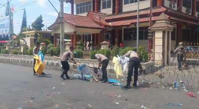 Mahasiswa Demo di DPRD Situbondo, Polisi yang Bersihkan Sampah