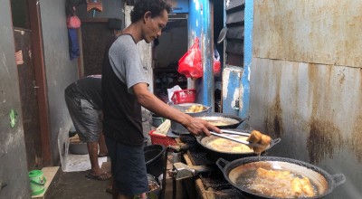 Menengok Rumah Produksi Jajanan Khas Supporter Bola di Kampung Lumpia Surabaya