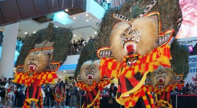 Reog Ponorogo Pikat Warga Malaysia di Plaza Angsana Mall