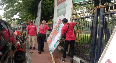 Bawaslu Bangkalan Tertibkan Ratusan APK Mokong, Dipaku di Pohon hingga Depan Sekolah