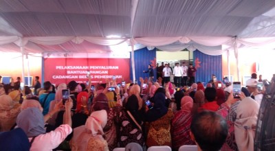 Presiden Jokowi Bagikan Paket Beras Kepada 1.000 Warga Miskin Kota Malang