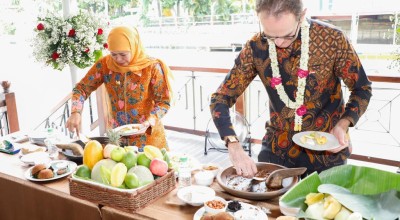 Gubernur Khofifah Ajak Dubes Inggris Nguleg Rujak, Endingnya Begini!