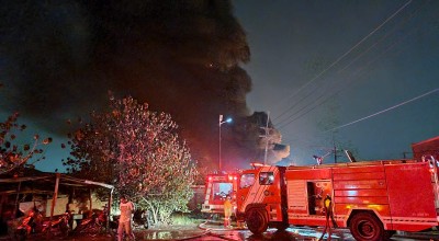 Petugas Damkar Terluka Saat Ledakan Susulan pada Kebakaran Gudang Tiner di Kalianak Surabaya 