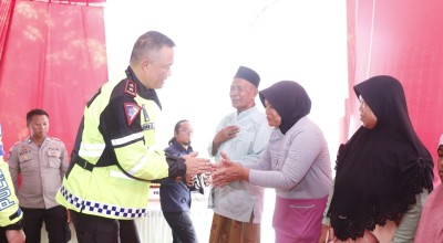 Kapolda Jatim Patroli Motor Susuri Pantura, di Situbondo Bagi-bagi Bantuan