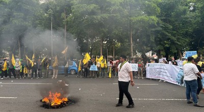 Ratusan Mahasiswa Demo di Kejati Jatim, Bakar Ban hingga Bentangkan Kritik Keadilan