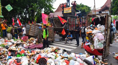 Identitas Oknum Pendemo Buang Sampah di Pendopo Sidoarjo Terungkap, Bakal Kena Sanksi Tipiring