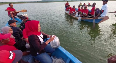 Relawan Ganjar-Mahfud di Lamongan Kampanye di Tengah Waduk Prijetan
