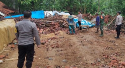 Gudang Produksi Genting di Sampang Ambruk Diterjang Angin Kencang