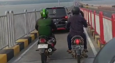 Mobil Nyelonong Masuk Jalur Motor di Jembatan Suramadu, Bagaimana Ini Pak Polisi?