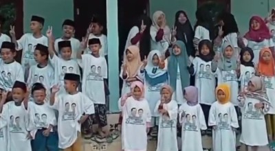 Viral, Puluhan Anak TK Pamekasan Kenakan Baju Paslon 2 dan Nyanyikan Yel-yel