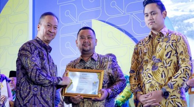 Dukung Kawasan Industri Berkelanjutan, Bupati Gresik Terima Penghargaan dari Kemenperin