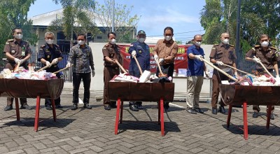 Kejari Bojonegoro Musnahkan Barang Bukti Tindak Kejahatan November 2022 - 2023