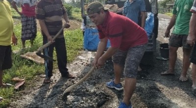 Warga Sumenep Perbaiki Jalan Secara Swadaya