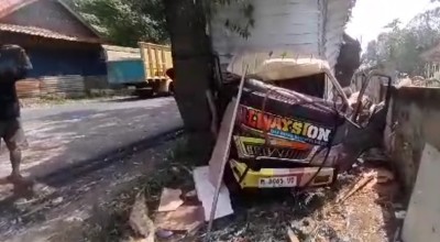 Tabrak Pohon, Sopir dan Kernet Mobil Box di Sumenep Alami Patah Tulang