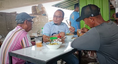 Sarapan Bareng Dokter Alif di Bawah Jembatan Sembayat Gresik