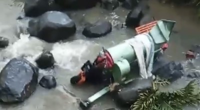 Mobil Selep Jagung Terperosok Sungai di Ponorogo, Sopir Tewas