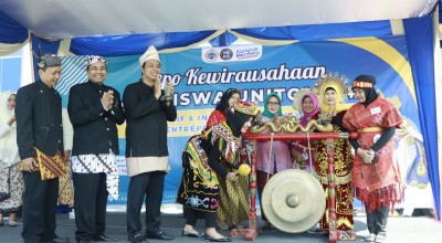 Pakai Pakaian Adat, Unitomo Surabaya Rayakan Hari Ibu