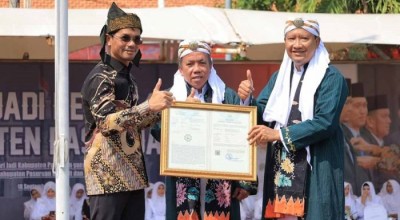 Plt Kepala Kanwil Kemenkumham Jatim Serahkan 2 Sertifikat IG ke Bupati Pasuruan