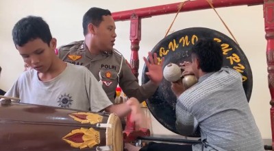 Briptu Luhur Ainul Fikri, Ajari Anak-anak Tunanetra di Ponorogo Main Gamelan Reog