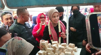 Istri Ganjar Pranowo Borong Sembako di Pasar Ngemplak Tulungagung