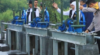 Gubernur Khofifah Resmikan Pintu Pengendali Air Rob di Probolinggo