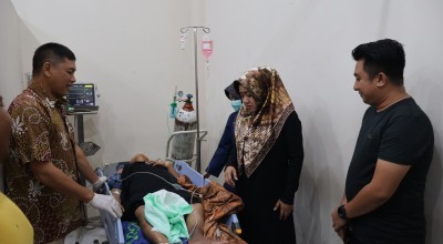 Mojokerto Diterjang Angin Kencang, Bupati Ikfina Jenguk Korban Pohon Tumbang