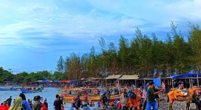 Libur Tahun Baru 2024, Pengunjung Pantai Cemara Sewu Jember Membludak