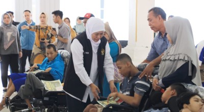 Gubernur Khofifah Salurkan Bansos di Pasuruan, Tekan Angka Kemiskinan Ekstrem