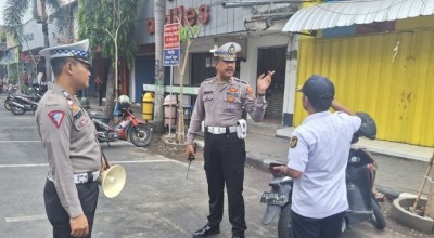 Polisi Pantau Jalan Dhoho Kediri, Ingatkan Jukir Soal Larangan Parkir Mobil